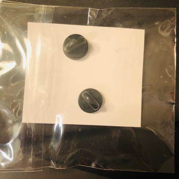 Iceskates pin NWT - Picture 2 of 2